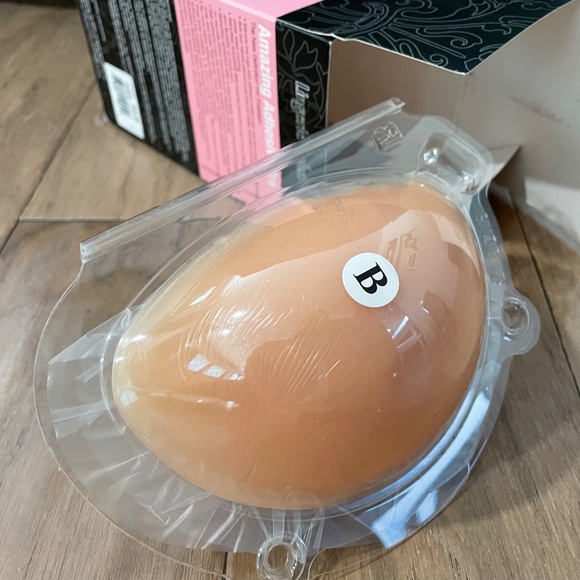 New in Box Adhesive Bra, B Cup - Picture 8 of 10